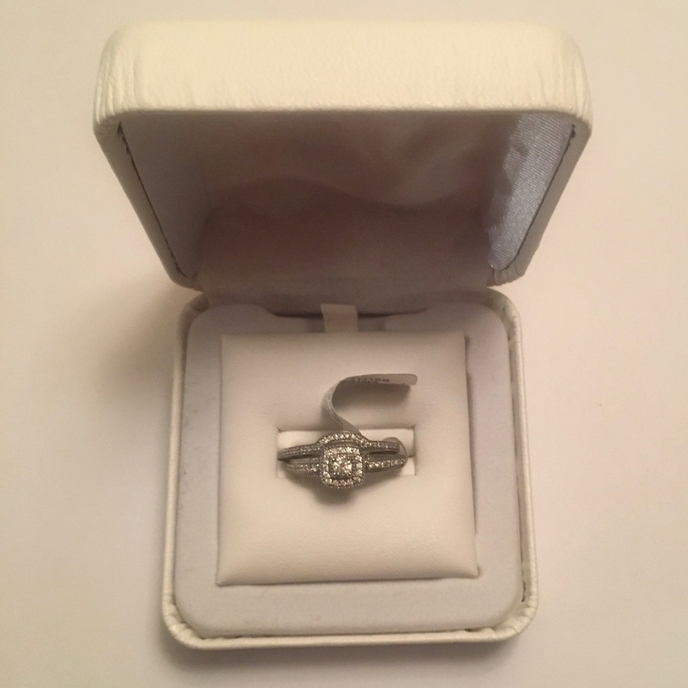 🎉HP🎉 1/3 CTTW Diamond 10K White Gold Bridal Set - Picture 8 of 11